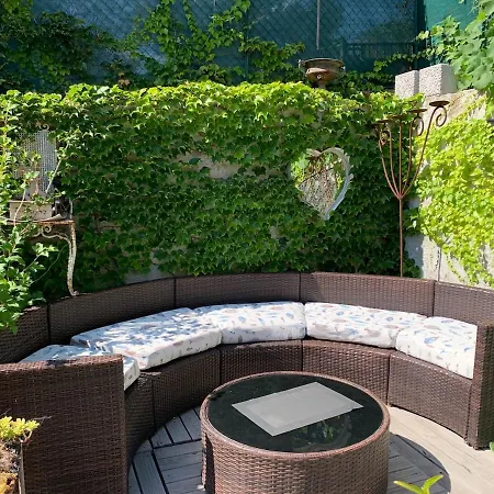 Family Augflor With Pool And Garden