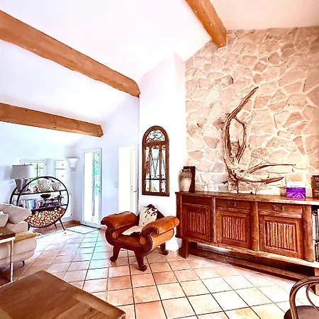 Family Augflor With Pool And Garden